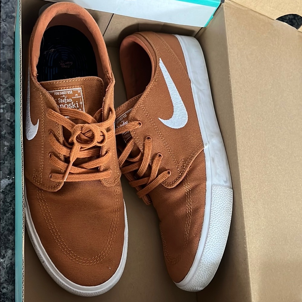 Nike Orange and White Sneakers Sleek Casual Style - Janowskis